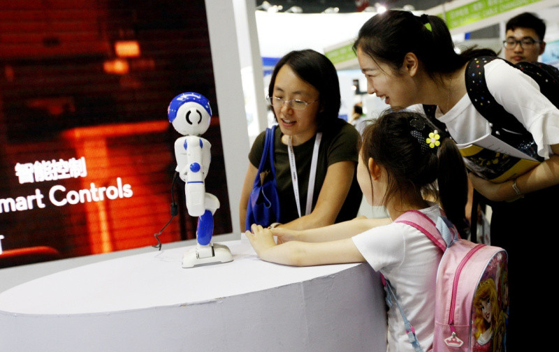 仕事も家事も何でもござれ　実力披露のロボットたち