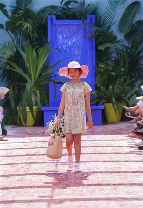 歌姫?王菲などスターの娘たち、パリのファッションショーに登場