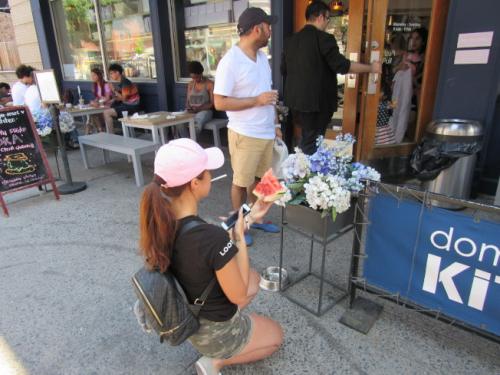 日本で人気の「スイカアイス」がNYで大ブレイク　行列に並ぶ在米中國(guó)人