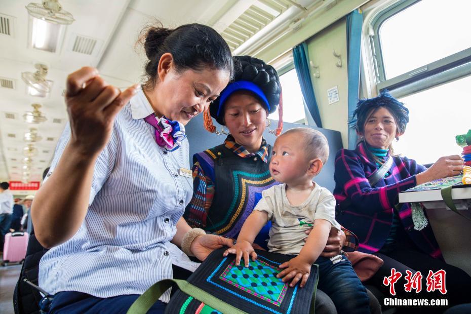 攀西高原と大涼山區(qū)を往來する「貧困支援列車」　四川省