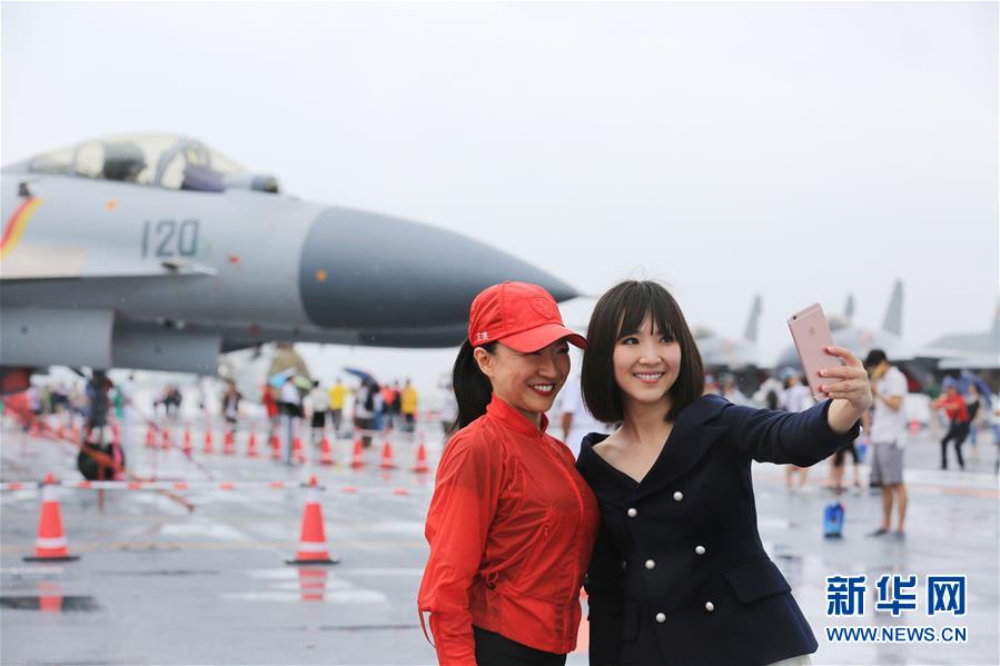 空母「遼寧」　香港で一般公開