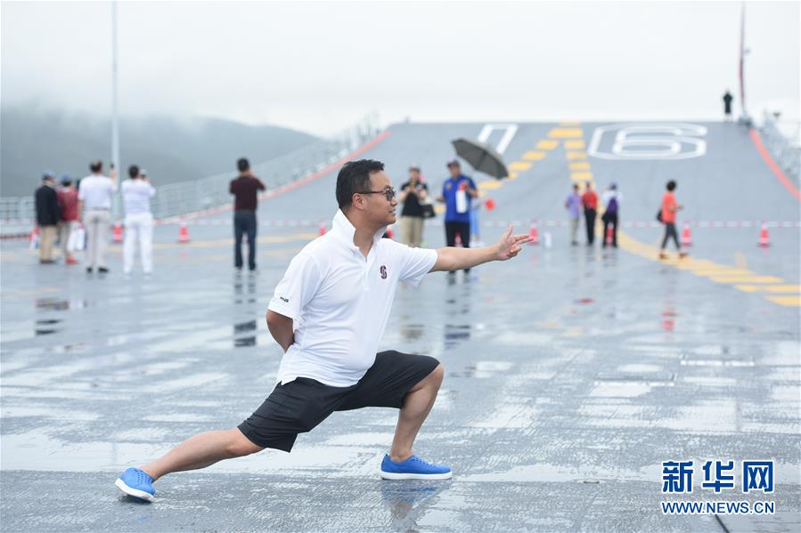 空母「遼寧」　香港で一般公開