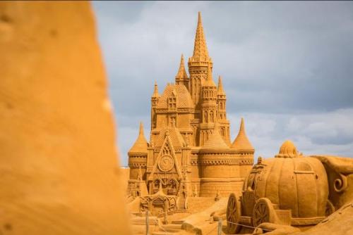 ベルギー「砂の彫刻祭」　蕓術家による金色の「ディズニー?ワールド」
