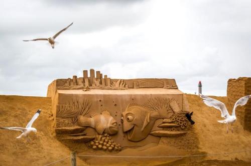 ベルギー「砂の彫刻祭」　蕓術(shù)家による金色の「ディズニー?ワールド」