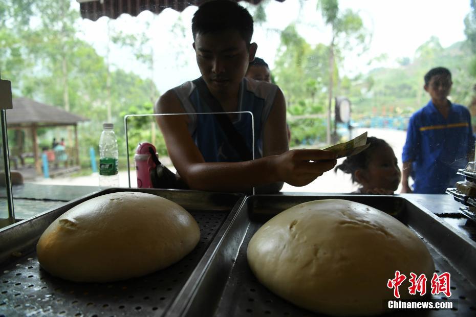 人の顔より大きい、約1.5キロの巨大饅頭が話題に　重慶市