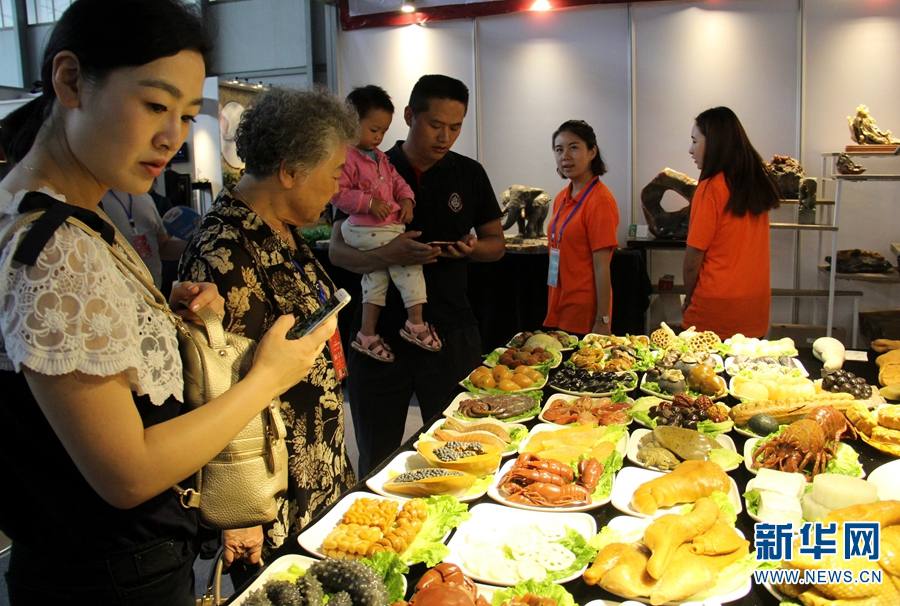 昆明石博覧會(huì)に「石の宴」登場、本物さながらの數(shù)々の料理に思わずため息