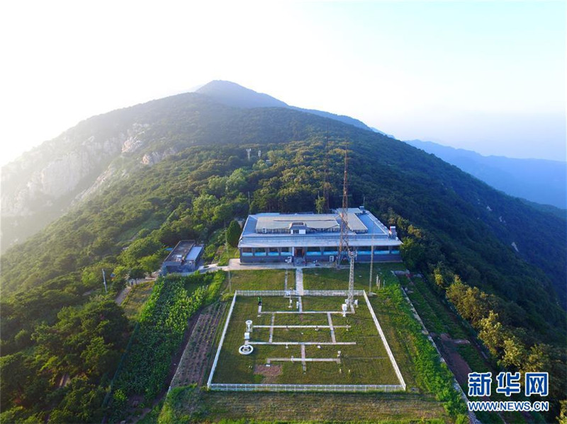 嵩山の山頂で働く気象予報士たち　