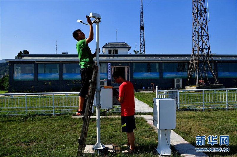 嵩山の山頂で働く気象予報(bào)士たち　