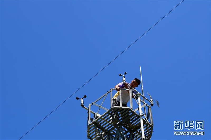 嵩山の山頂で働く気象予報士たち　