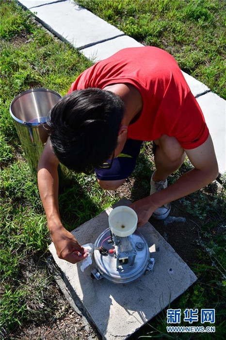 嵩山の山頂で働く気象予報士たち　