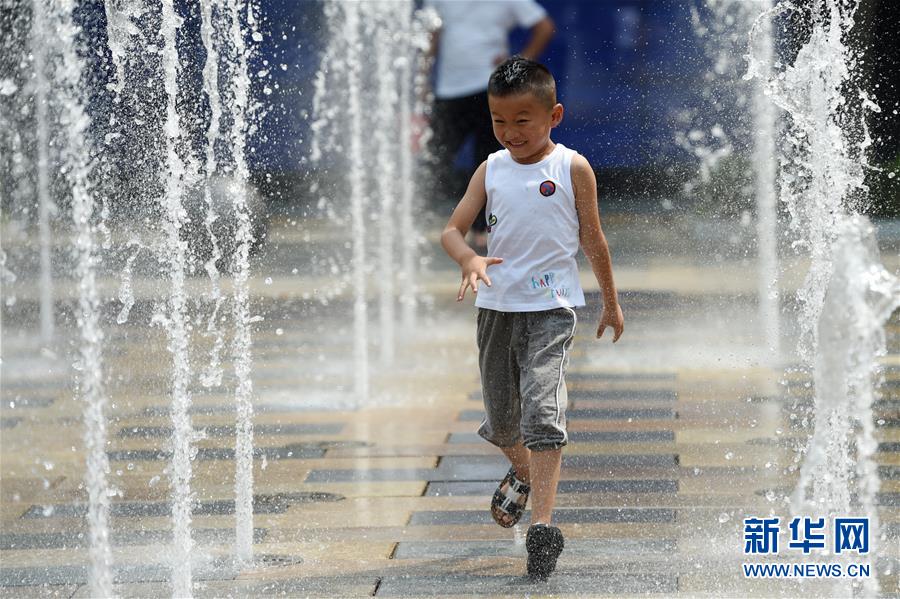 猛暑日が続く北京市、水遊びをして涼む子供たち