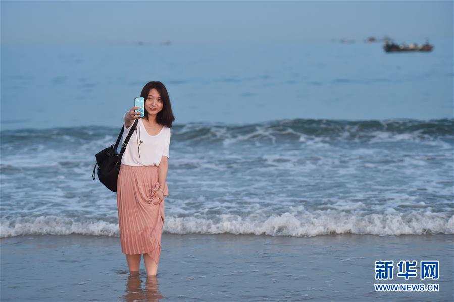 福建省に観光シーズン到來　海辺で楽しむ観光客