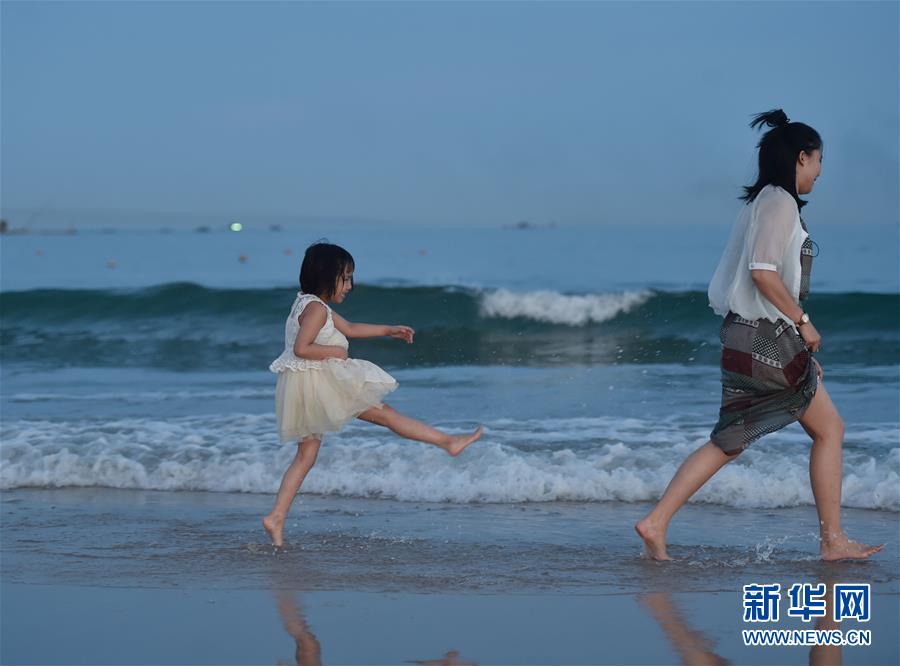 福建省に観光シーズン到來　海辺で楽しむ観光客