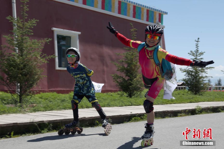 ゴミ拾いをしながら環(huán)境保護(hù)アピール　青海湖ローラーブレード一周の旅