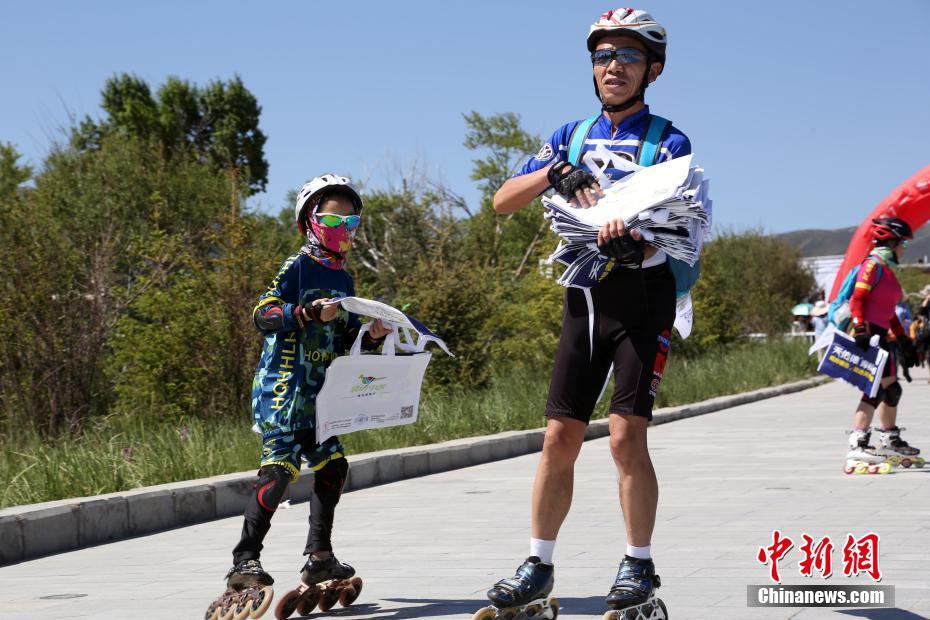 ゴミ拾いをしながら環(huán)境保護(hù)アピール　青海湖ローラーブレード一周の旅