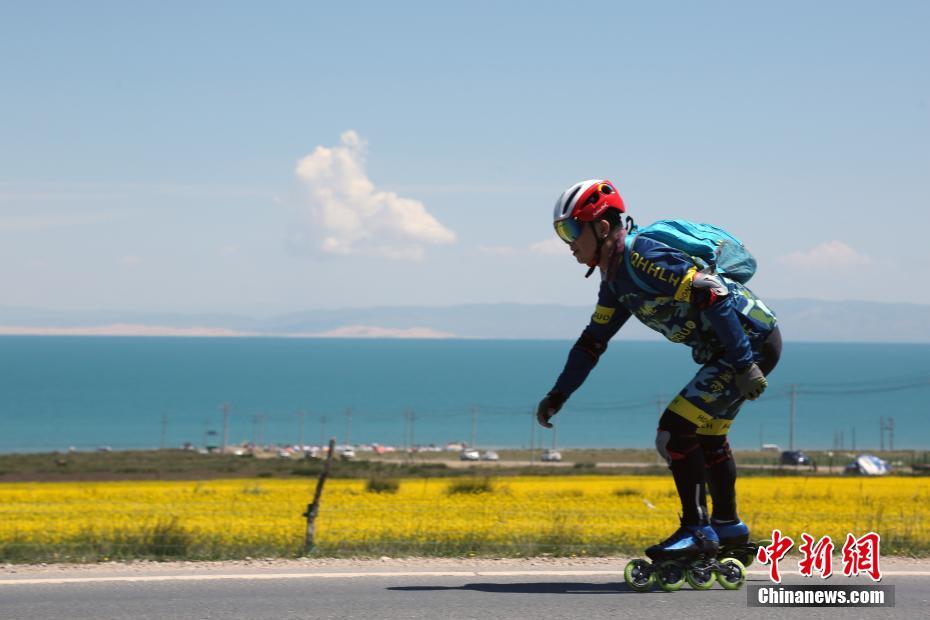 ゴミ拾いをしながら環(huán)境保護アピール　青海湖ローラーブレード一周の旅