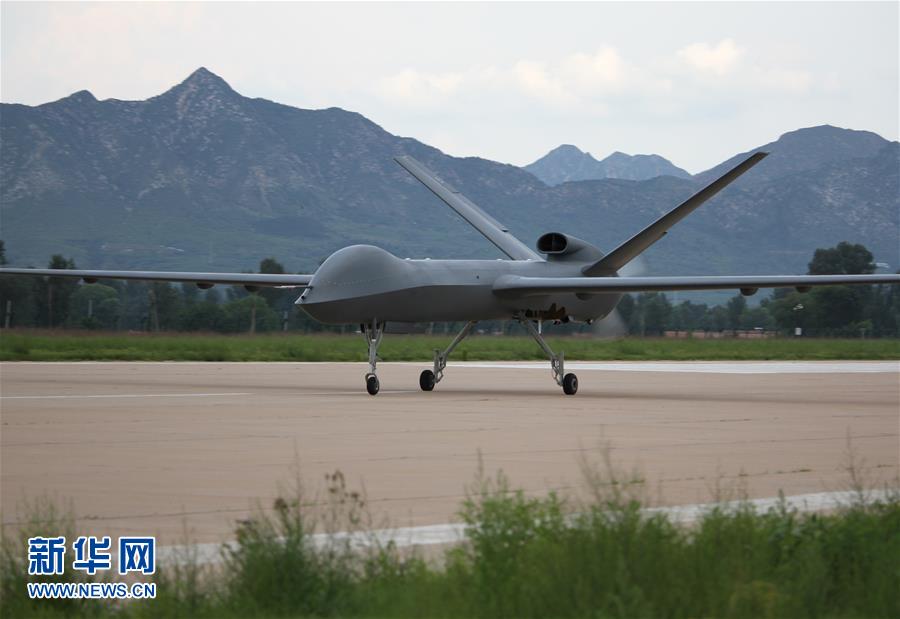 中國(guó)量産型無(wú)人機(jī)「彩虹-5」、テスト飛行に成功