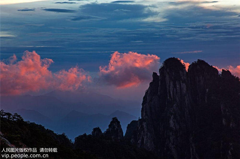 黃山に広がる雲(yún)海　夕刻に織りなす霞の絶景