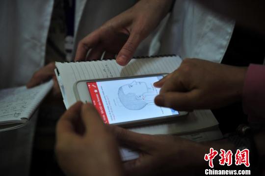 中醫(yī)學を學ぶ外國人「難しいけど楽しい」　中國の醫(yī)師に「危機感」