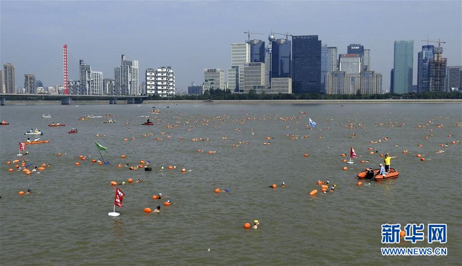 「2017年銭塘江遠(yuǎn)泳橫斷」イベントで、約2千人が銭塘江を泳いで橫斷