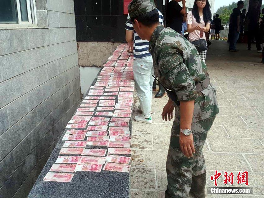 洪水後の浚渫作業(yè)で現(xiàn)金約3萬元みつかる　吉林省