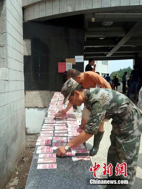 洪水後の浚渫作業(yè)で現(xiàn)金約3萬元みつかる　吉林省