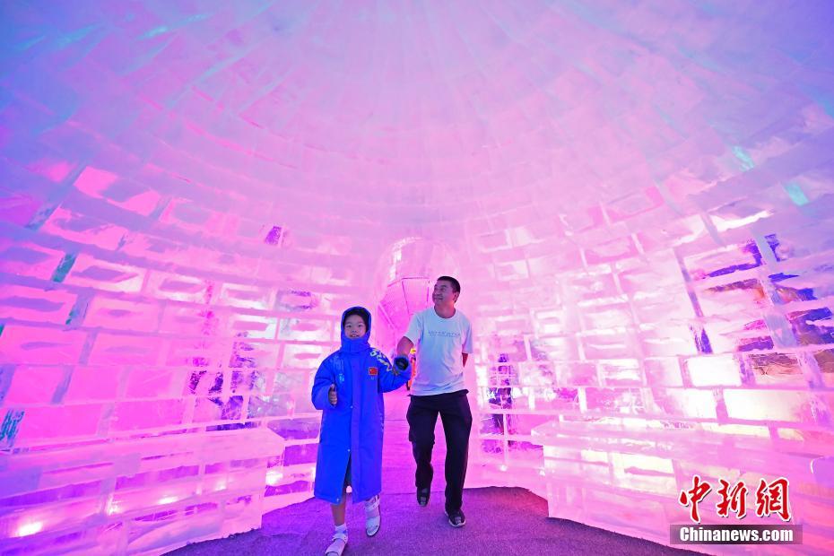 真夏に厚手のコート、ひんやりした氷の洞窟で暑気払い　山西省