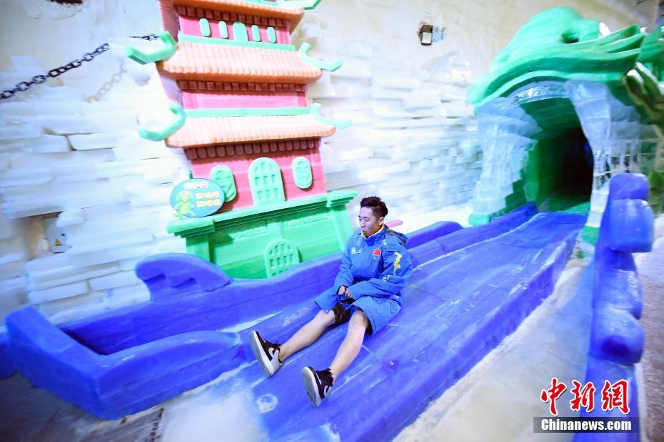 真夏に厚手のコート、ひんやりした氷の洞窟で暑気払い　山西省