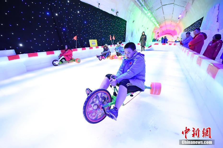 真夏に厚手のコート、ひんやりした氷の洞窟で暑気払い　山西省