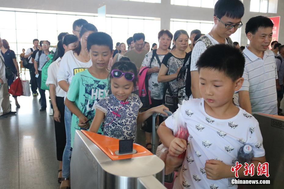 渡り鳥のように大移動する夏休みに入った子どもたち