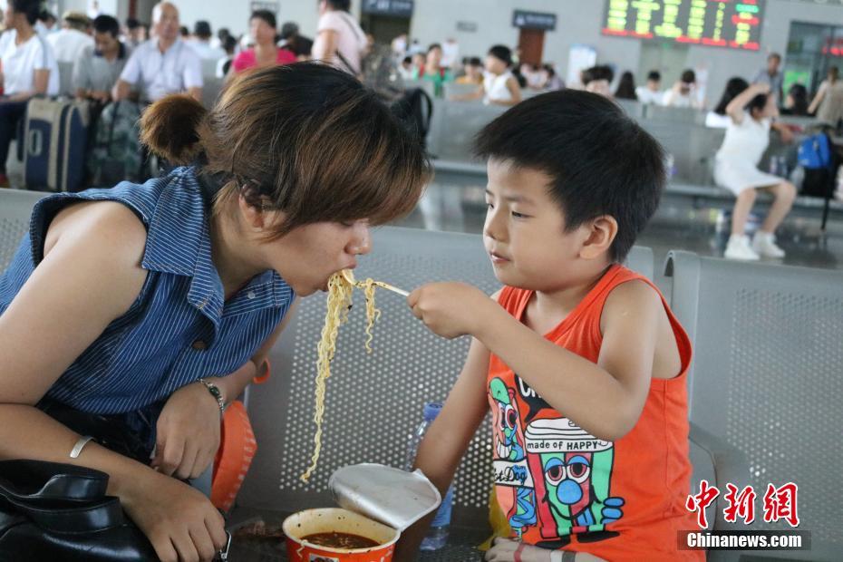 渡り鳥のように大移動(dòng)する夏休みに入った子どもたち