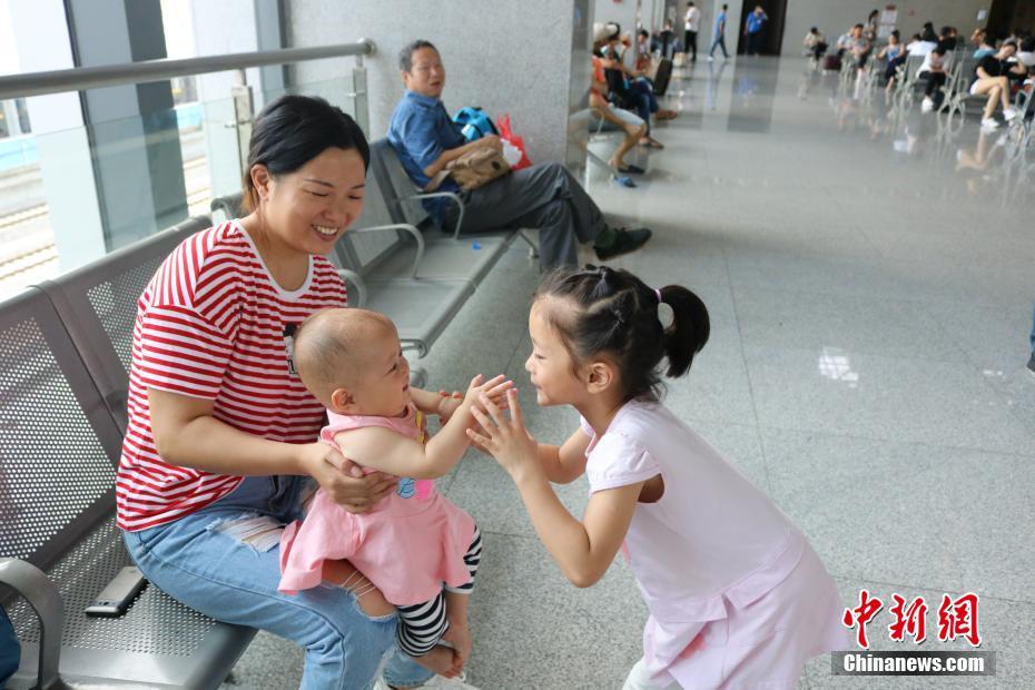 渡り鳥のように大移動(dòng)する夏休みに入った子どもたち
