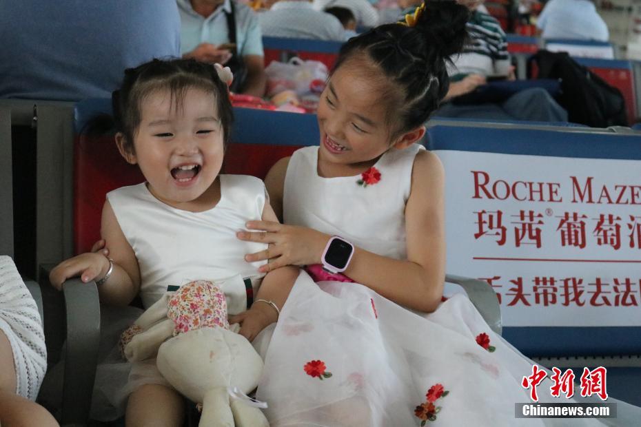 渡り鳥のように大移動(dòng)する夏休みに入った子どもたち