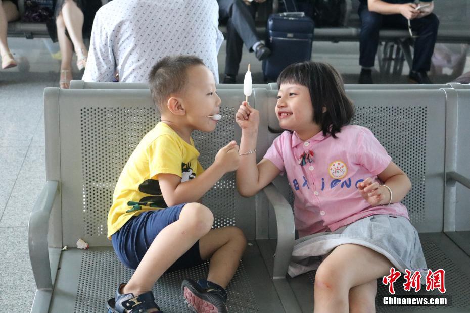 渡り鳥のように大移動する夏休みに入った子どもたち