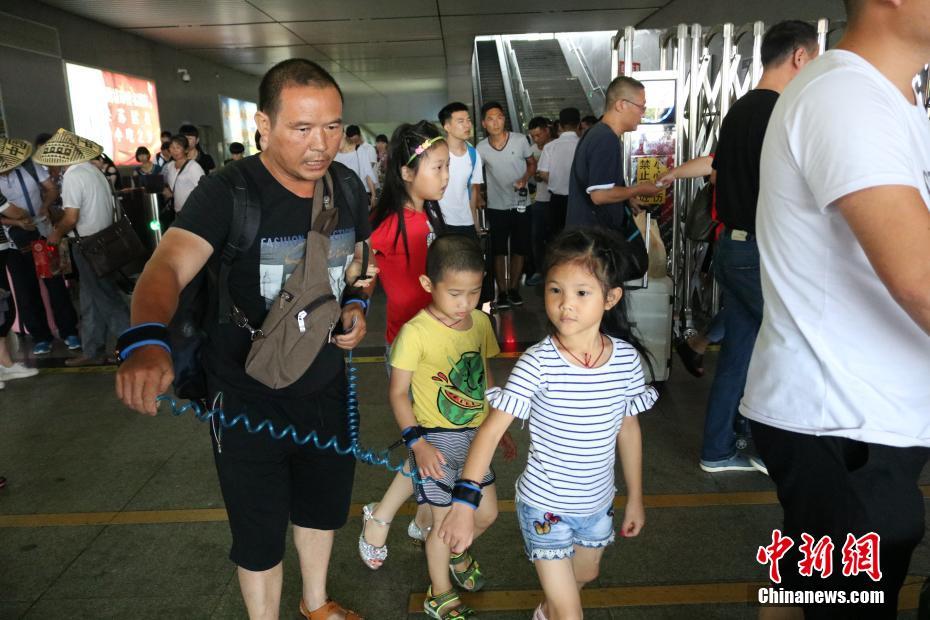 渡り鳥(niǎo)のように大移動(dòng)する夏休みに入った子どもたち