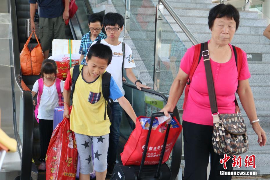 渡り鳥のように大移動する夏休みに入った子どもたち