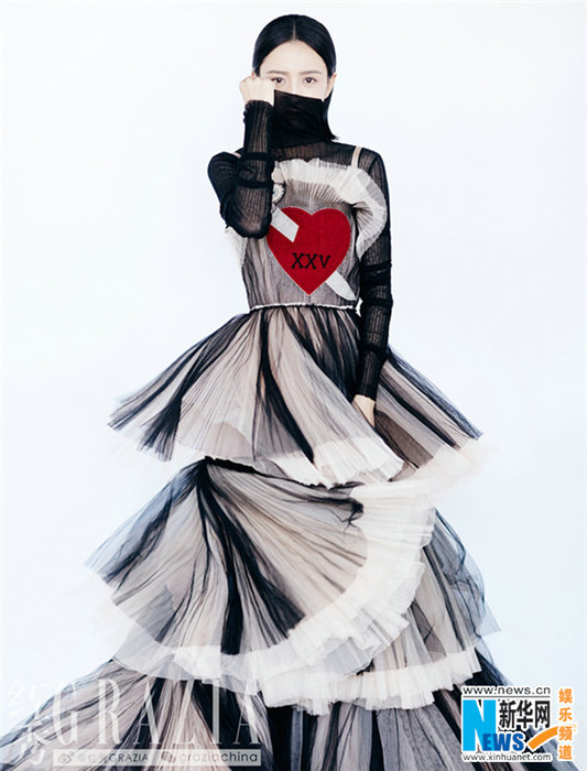 女優(yōu)トン?リーヤーがファッション誌の表紙を飾る　幻想的な雰囲気で魅了