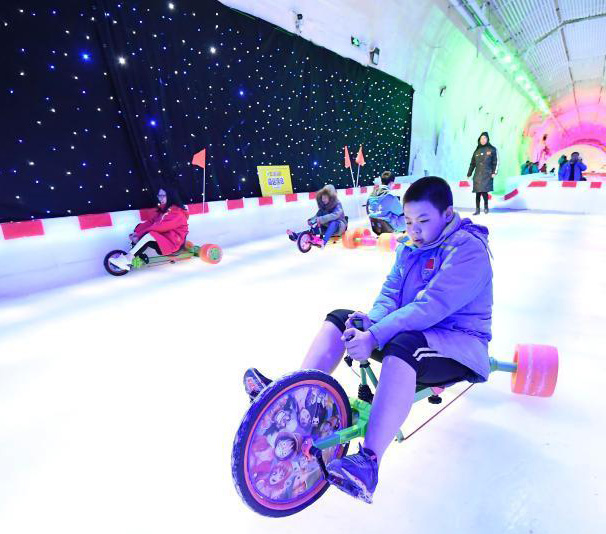 真夏に厚手のコート、ひんやりした氷の洞窟で暑気払い　山西省