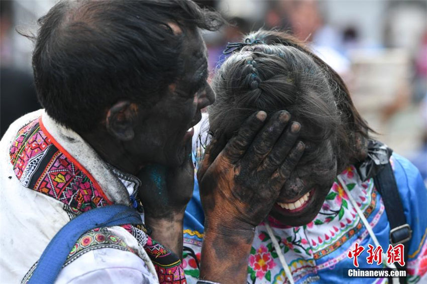 約千人が顔に塗料を塗って祝福しあう「花臉節(jié)」開催　雲(yún)南省
