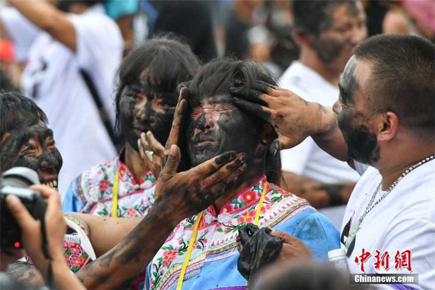 約千人が顔に塗料を塗って祝福しあう「花臉節(jié)」開(kāi)催　雲(yún)南省