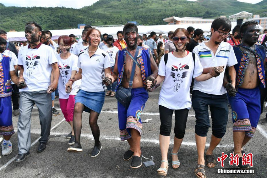 約千人が顔に塗料を塗って祝福しあう「花臉節(jié)」開催　雲南省