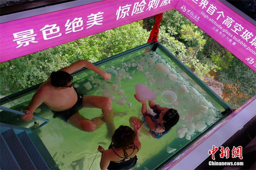 「アジア一の巨人」世界初の高層ガラス張りプールに挑戦