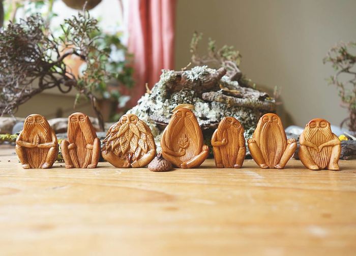 アボガドの種からできた繊細で美しいミニ彫像