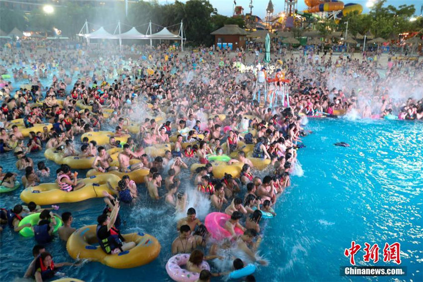 武漢で続く暑さ　プールにはひしめきあうほどの人、人、人