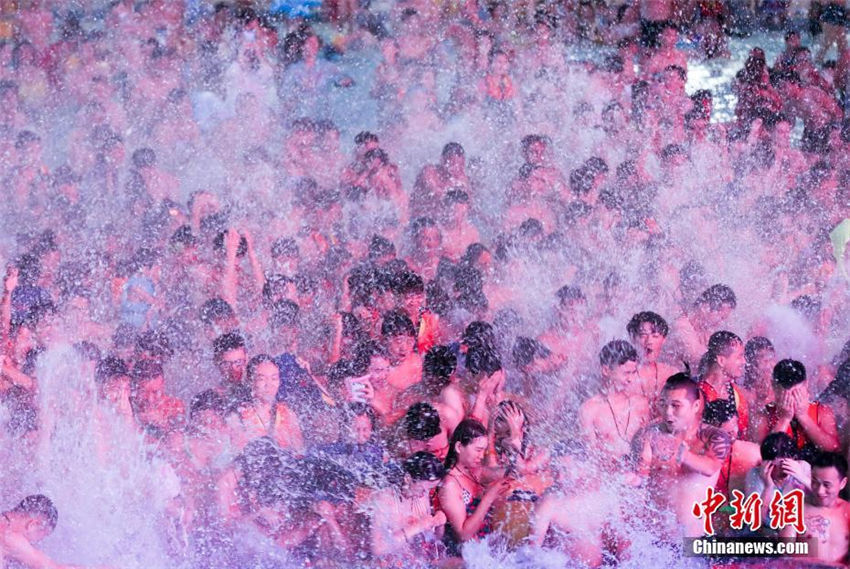 武漢で続く暑さ　プールにはひしめきあうほどの人、人、人