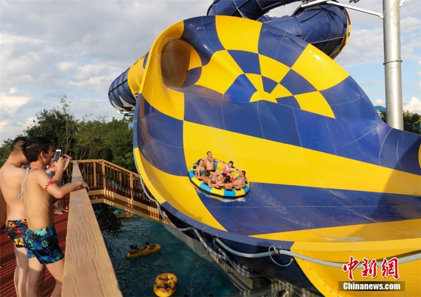 武漢で続く暑さ　プールにはひしめきあうほどの人、人、人