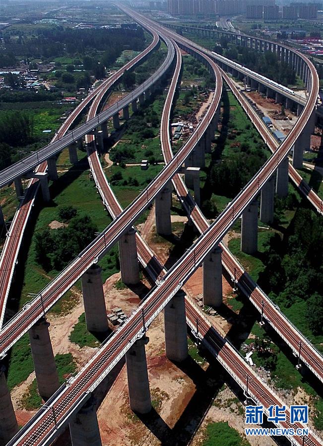 時(shí)代の発展を映す鏡　急速に発展する中國(guó)の高速鉄道