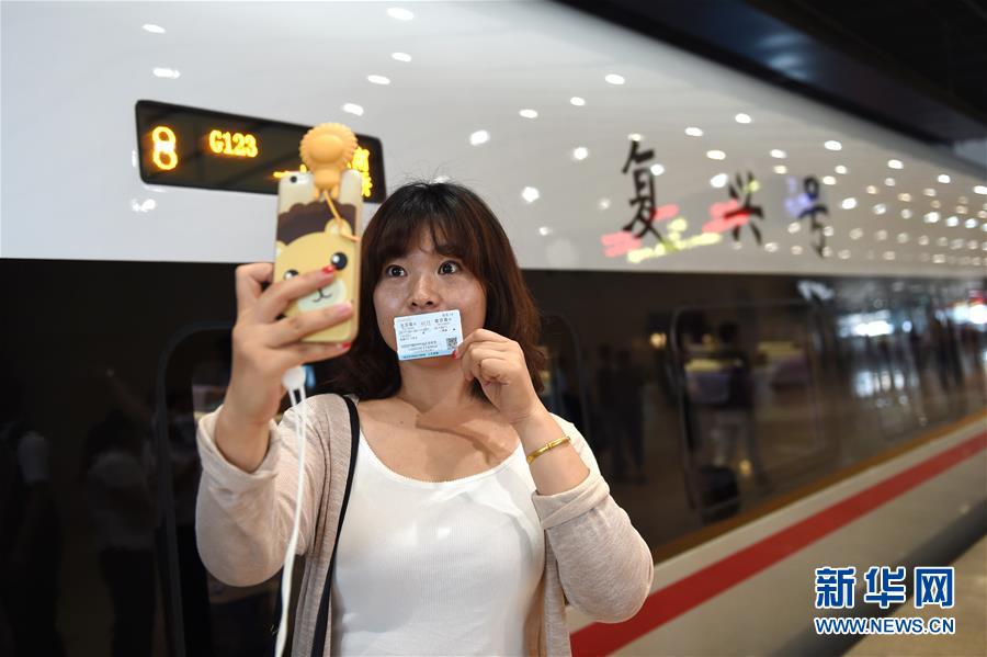 時(shí)代の発展を映す鏡　急速に発展する中國(guó)の高速鉄道