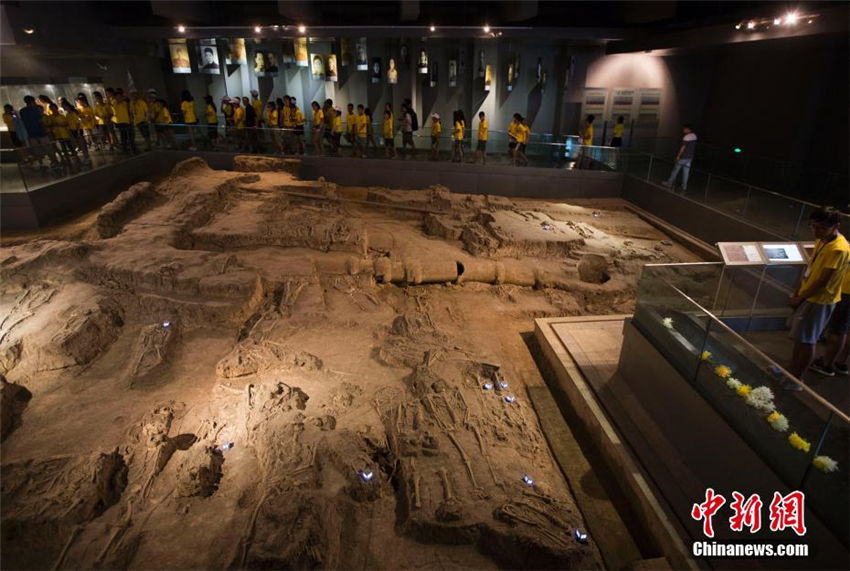 華人の教師や學(xué)生ら、南京大虐殺遭難同胞記念館で死者を弔う