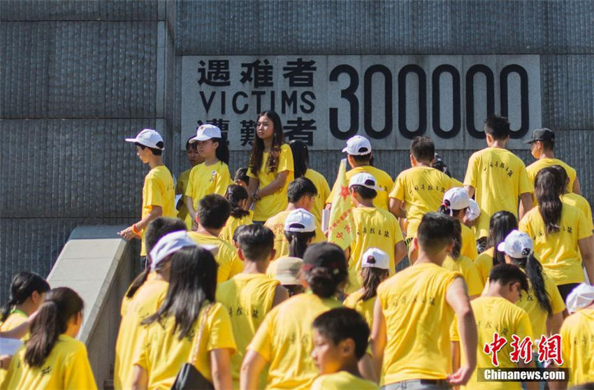 華人の教師や學(xué)生ら、南京大虐殺遭難同胞記念館で死者を弔う